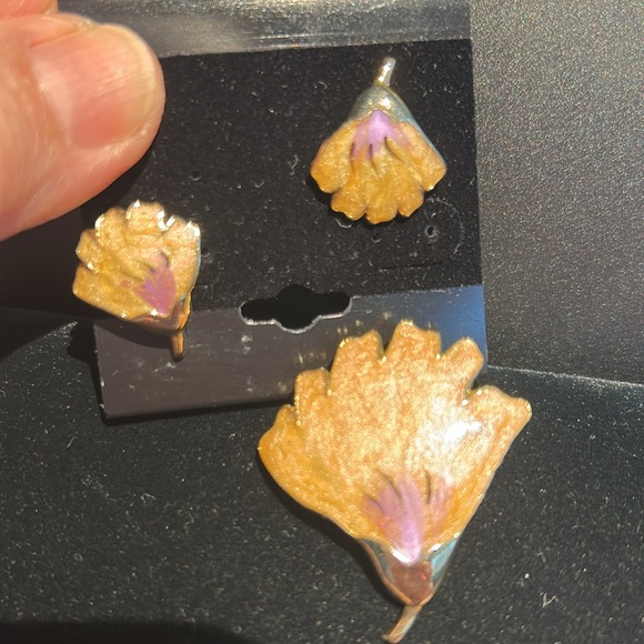 Jewelry - Gold tone and enamel painted brooch & pierced earrings  vintage pair. Wearable